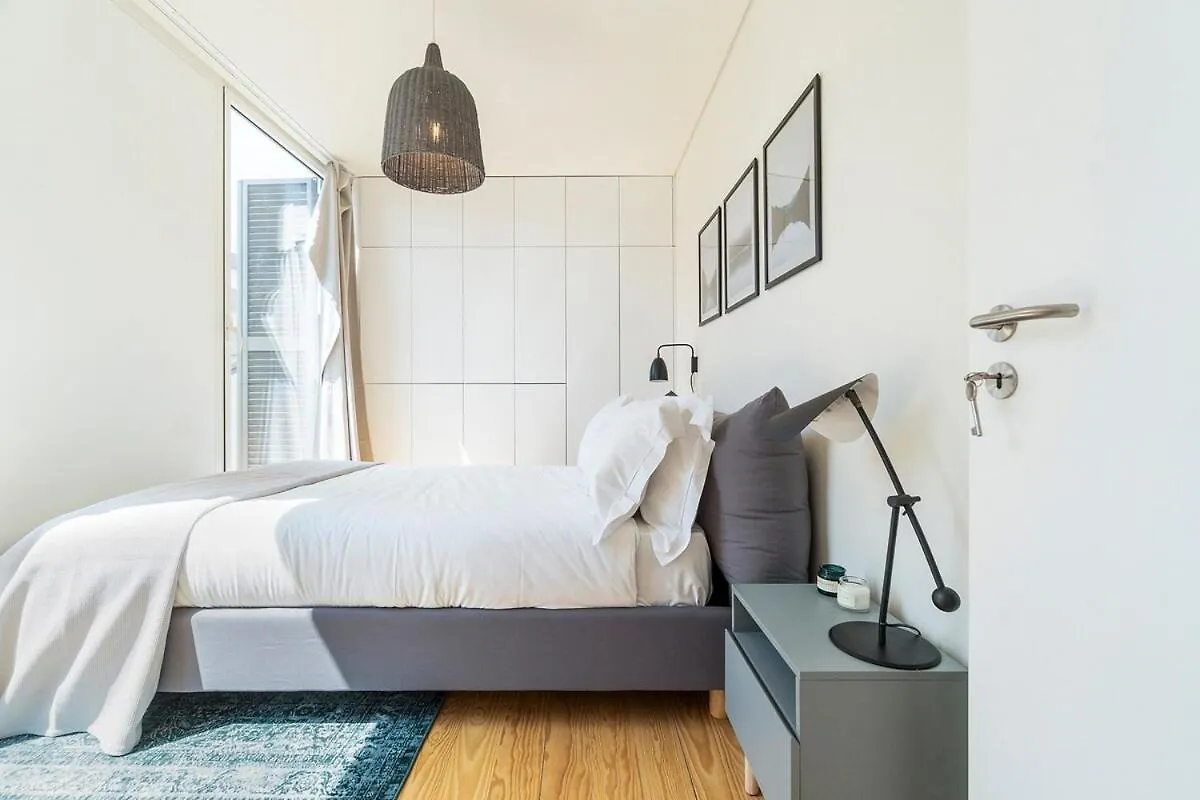 Modern 1 Bedroom Lisbon Apartment With Balcony 0*,