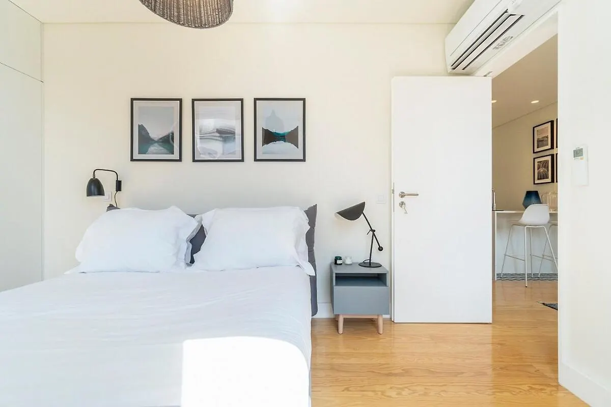 Modern 1 Bedroom Lisbon Apartment With Balcony Portugal