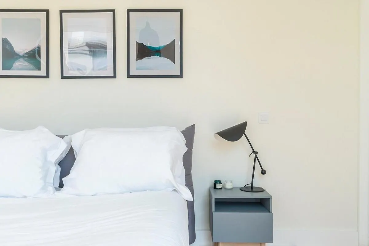 Modern 1 Bedroom Lisbon Apartment With Balcony Portugal